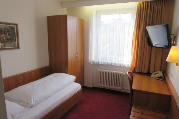 Bright Single Room with Large Window – Central Accommodation in Stuttgart
