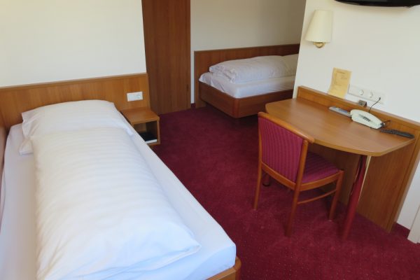 Double Room with Separate Beds, Desk, and TV – Hotel Find Stuttgart City Center