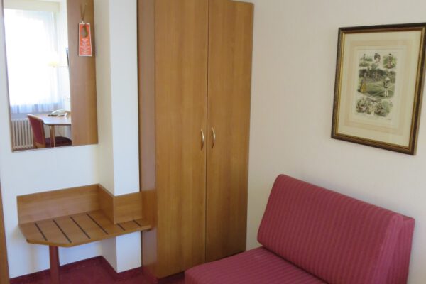 Room with Wardrobe and Cozy Seating Area – Central Stuttgart
