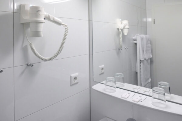 Modernes Badezimmer mit Fön und Spiegel – Hotel Find Stuttgart