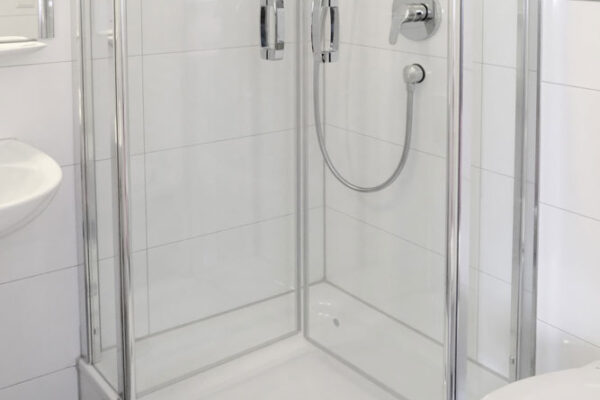 Hotel Bathroom with Modern Shower Cabin – Accommodation in Stuttgart-Mitte