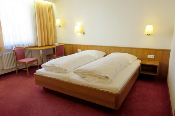 Komfortables Doppelzimmer mit Sitzecke – Hotel Find Stuttgart