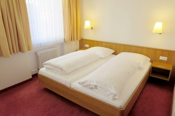 Doppelzimmer mit großem Bett und Tageslicht – Hotel Stuttgart Zentrum