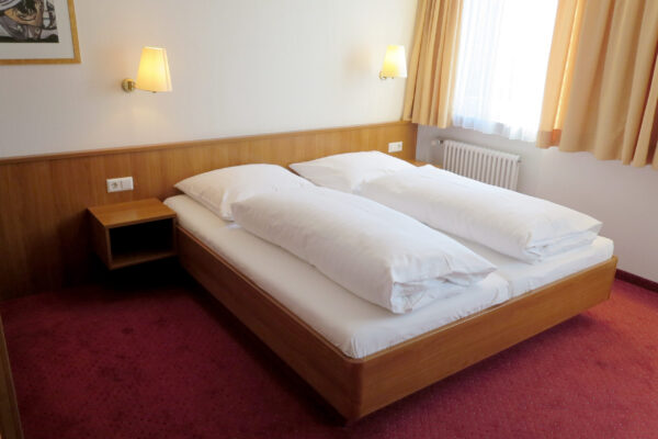 Doppelzimmer mit großem Bett und Tageslicht – Hotel Stuttgart Zentrum