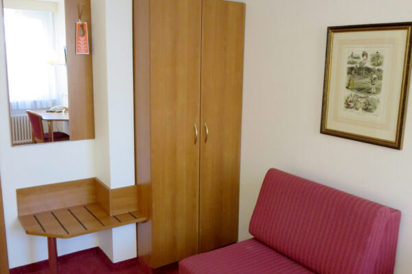 Zimmer mit Schrank und gemütlicher Sitzecke – zentral in Stuttgart