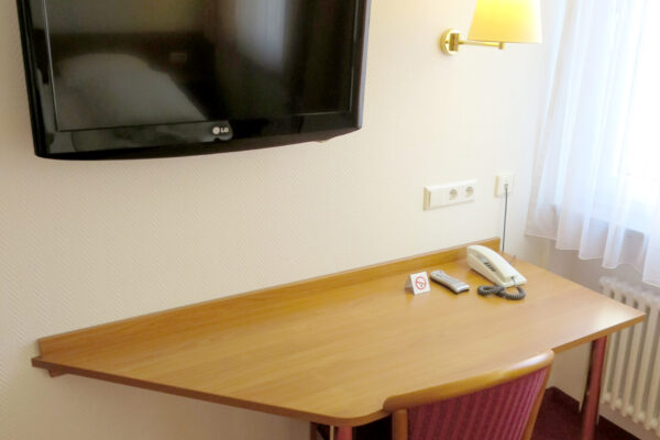 Helles Doppelzimmer mit Schreibtisch und TV – Unterkunft in Stuttgart-Mitte