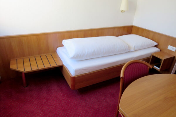 Einzelbett mit Kopfteil im klassischen Stil – Übernachten in Stuttgart