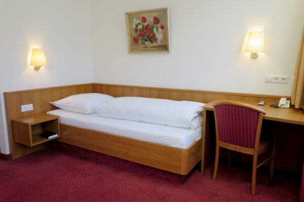 Gemütliches Einzelzimmer mit Sitzgelegenheit – Hotel Stuttgart Zentrum