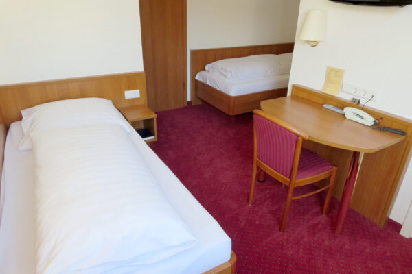 Doppelzimmer mit getrennten Betten und Schreibtisch und TV – Hotel Find Stuttgart Innenstadt