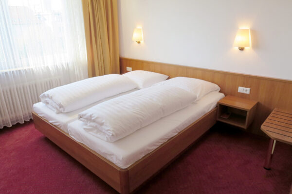 Doppelzimmer mit großem Bett und Tageslicht – Hotel Stuttgart Zentrum